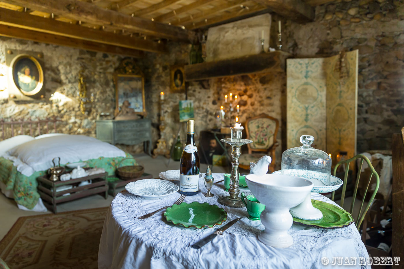 Auteur, Jaboulet, Juan ROBERT, Photographe, Vigne, bouteille, cabanon, chambre, décoration, décors, illustration, maison, objets, vignobleTain-l'HermitageDrôme - Rhône-AlpesMaison de vigne 18 ème Jaboulet