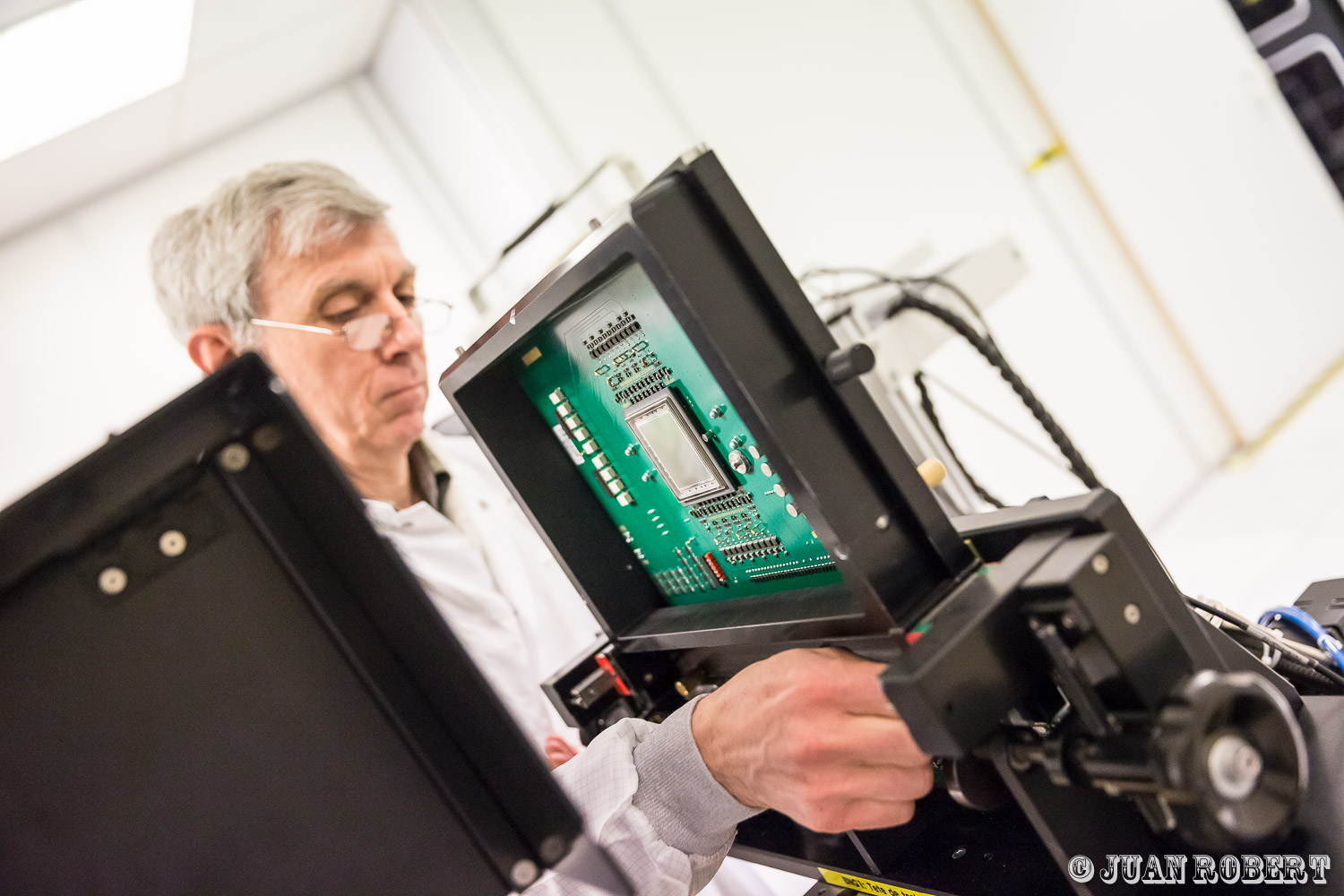 Bruno Varale en salle de tests  des capteurs d'imagesAuteur, Juan ROBERT, Photographe, azote, batiment, capteur, chercheurs, e2v, entreprises, hiver, industrielle, laboratoire, machines, montagne, salle blanche, scientifique, sonde rosetta, st-egreve, technologie, testsSaint-EgrèveIsère - Rhône-AlpesEntreprise E2V de Grenoble - capteurs d'images