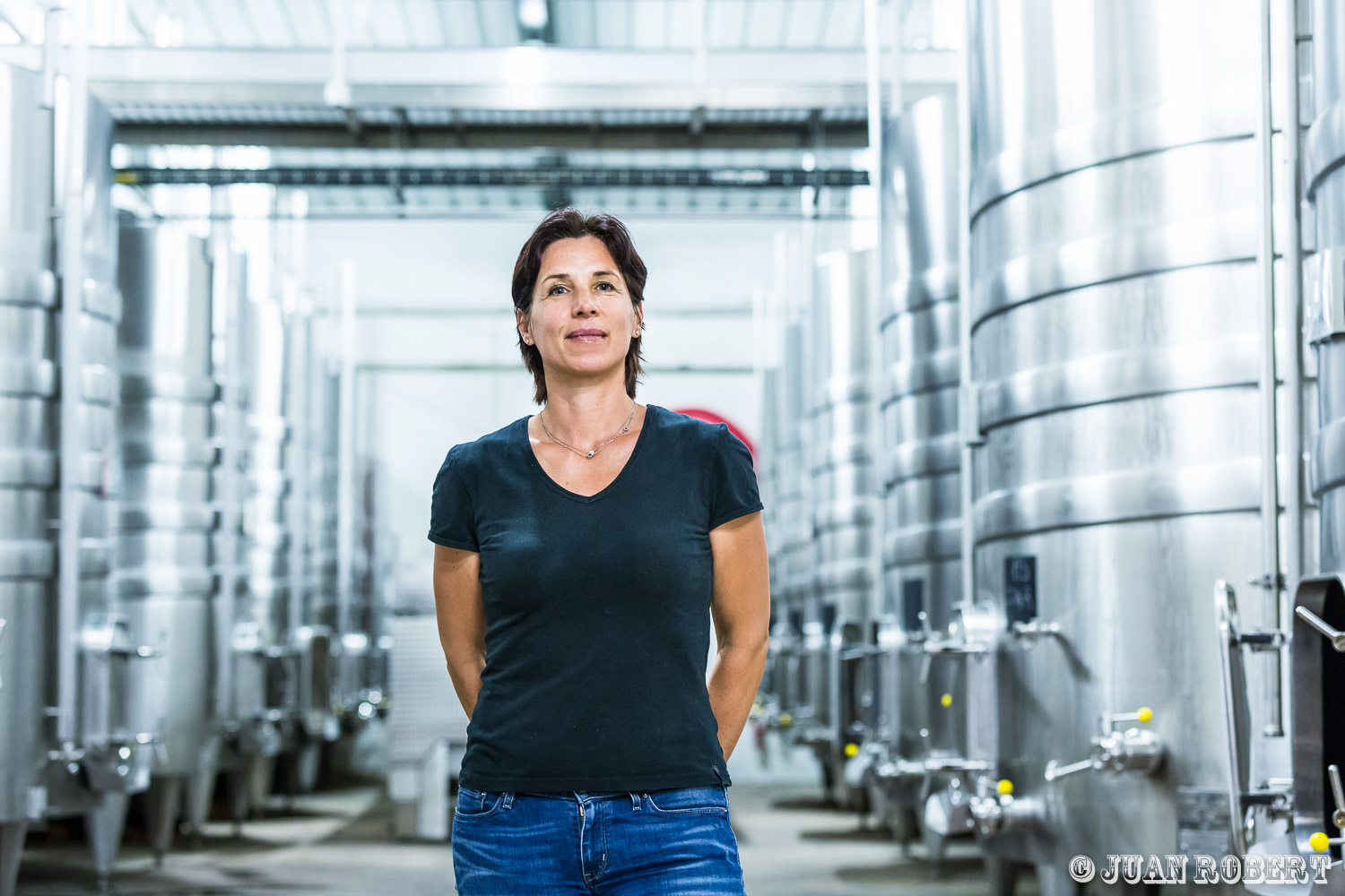 Auteur, Delas, Juan ROBERT, Photographe, St Jean-de-Muzols, Vigne, barrique, caveau, cuve, fût, inox, portrait, tonneaux, vignoble, vin, viticole, équipeSaint-Jean-de-MuzolsArdèche - Rhône-AlpesMaison Delas : portrait de Claire Darnaud, du caveau de St Jean de Muzols
