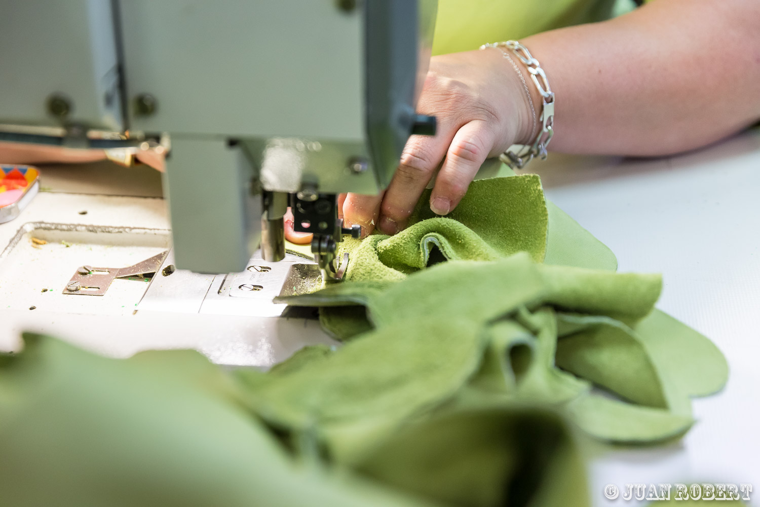 Auteur, Juan ROBERT, PhotographeVillieu 01800Ain - Rhône-AlpesEntreprise de gants Rostaing