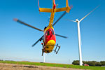 Photographies d'un exercice de pompiers avec hélicoptère sur une éolienne au bord du Rhône dans le Vaucluse.